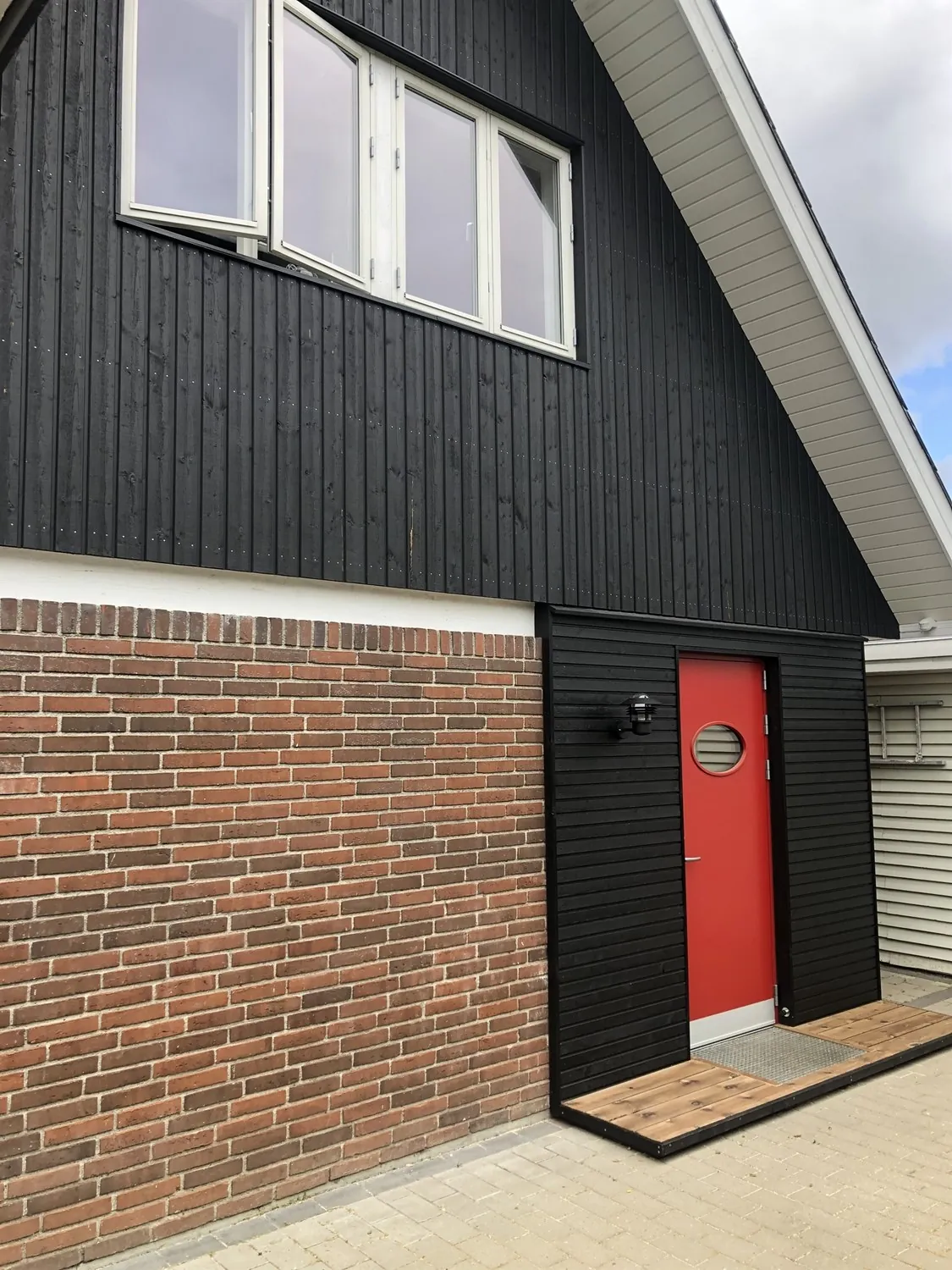 Ny hoveddør monteret på hus i Nordsjælland