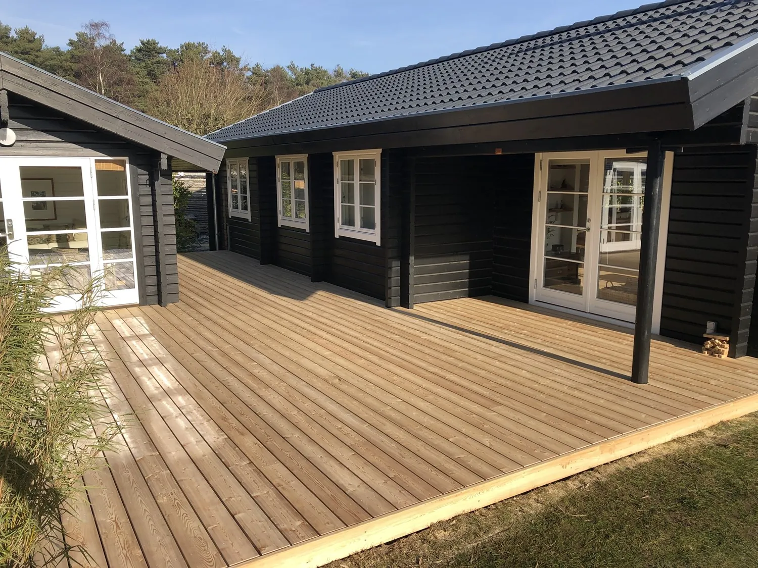 Stor træterrasse ved sommerhus